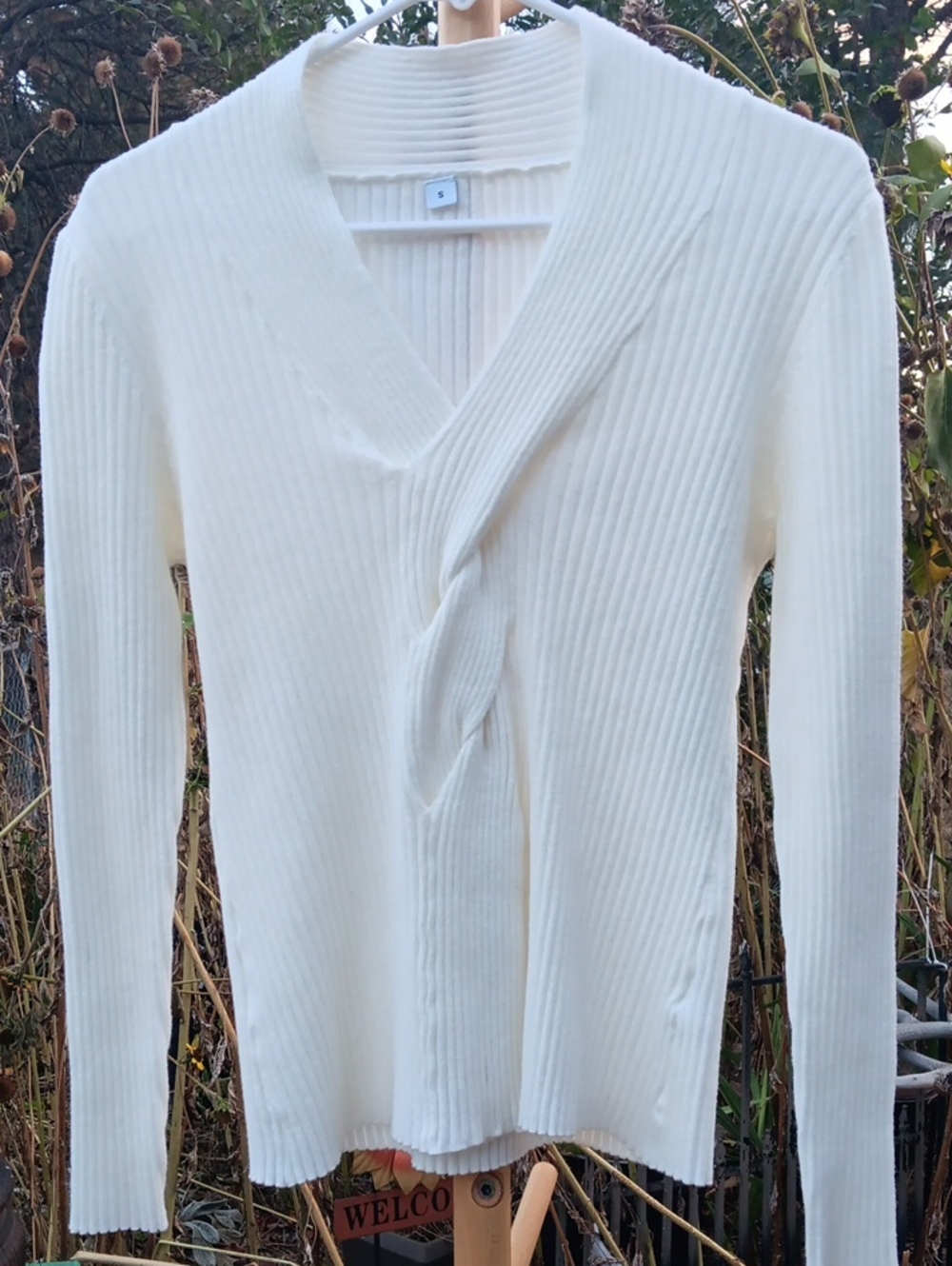Classic Ribbed V-Neck Sweater with Twist Detail - Cream